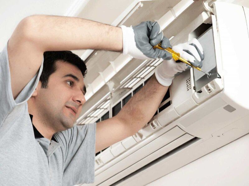 Técnico reparando Aire Acondicionado Carrier