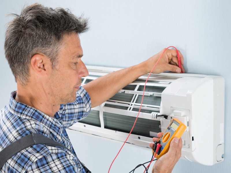 Técnico Revisando Aire Acondicionado Carrier